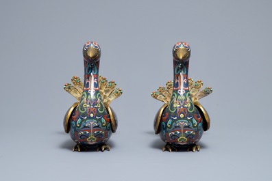 Une paire de br&ucirc;le-parfums en forme de paons en &eacute;maux cloisonn&eacute;s, Chine, 19&egrave;me