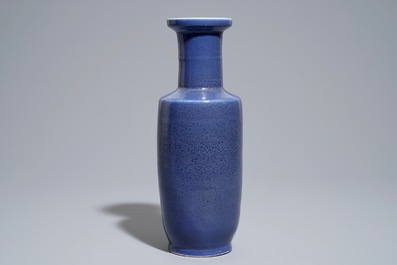 A Chinese monochrome blue rouleau vase, 19/20th C.