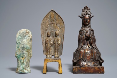 Twee Chinese bronzen figuren en een bronzen bijlpunt, mogelijk Han en Ming