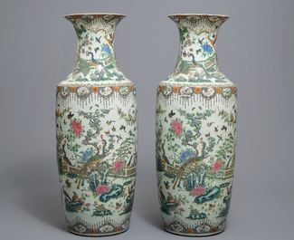 Une paire de grands vases en porcelaine de Chine famille rose, 19&egrave;me