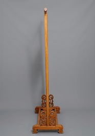 Deux barres portantes en bois sculpt&eacute;, Chine, 20&egrave;me