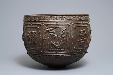 Une grande jardini&egrave;re en bronze &agrave; d&eacute;cor en relief, marque de Xuande, Chine, Ming