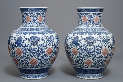 Une paire de vases de forme hu en porcelaine de Chine bleu, blanc et rouge, marque de Qianlong, 20&egrave;me