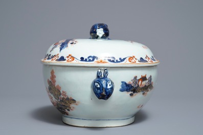 Une terrine couverte sur son support en porcelaine de Chine de style Imari, Qianlong
