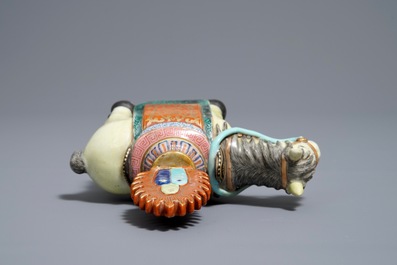 Un mod&egrave;le d'un cheval en porcelaine de Chine famille rose, Qianlong