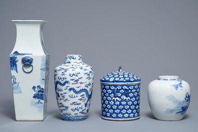 Drie Chinese blauwwitte vazen en een dekselpot, 19/20e eeuw