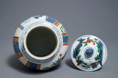 Een Chinese wucai dekselvaas met figuren, Transitie periode