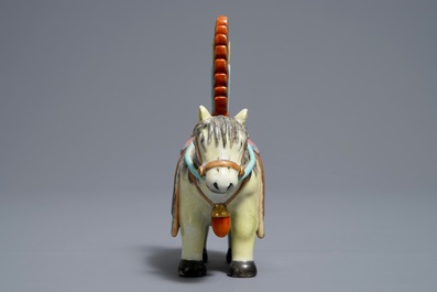 Un mod&egrave;le d'un cheval en porcelaine de Chine famille rose, Qianlong