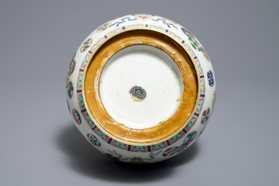 Un vase de forme bouteille en porcelaine de Chine famille rose sur socle en bronze, 19&egrave;me