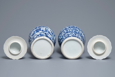 Une paire de vases couverts en porcelaine de Chine bleu et blanc, Kangxi