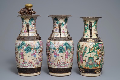 Drie Chinese Nanking craquel&eacute; famille rose vazen, 19e eeuw