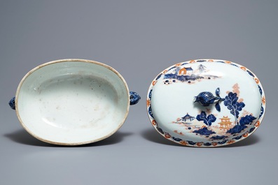 Une terrine couverte sur son support en porcelaine de Chine de style Imari, Qianlong