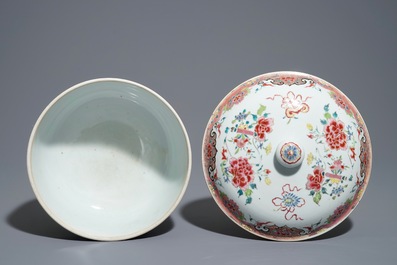 Une terrine couverte en porcelaine de Chine famille rose &agrave; d&eacute;cor floral, Qianlong