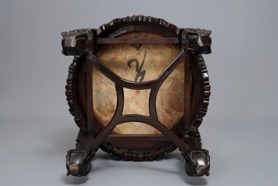 Un socle en bois sculpt&eacute;, marbre et incrustations de nacre, Chine, 19/20&egrave;me