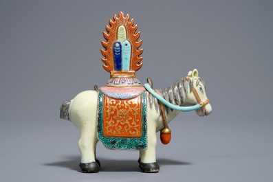 Un mod&egrave;le d'un cheval en porcelaine de Chine famille rose, Qianlong
