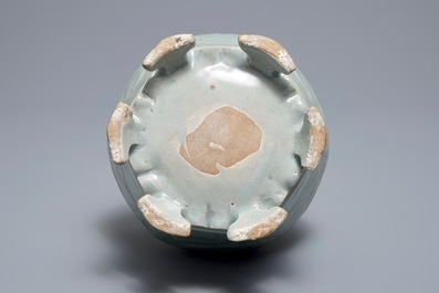 Un vase en porcelaine c&eacute;ladon &agrave; d&eacute;cor incis&eacute;, Cor&eacute;e, Goryeo ou apr&egrave;s