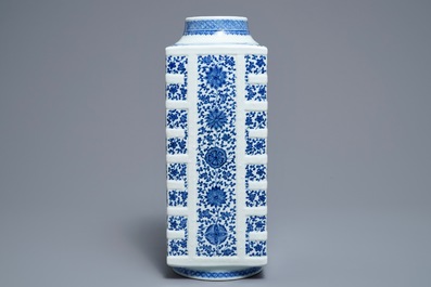 Een Chinese blauwwitte cong vaas met floraal decor, Qianlong merk, 19/20e eeuw