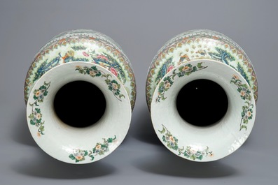 Une paire de grands vases en porcelaine de Chine famille rose, 19&egrave;me