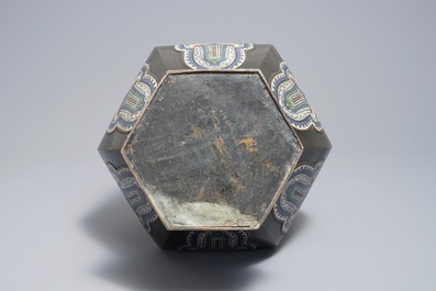 Un vase en bronze et &eacute;maux champlev&eacute;s, Chine, 19&egrave;me