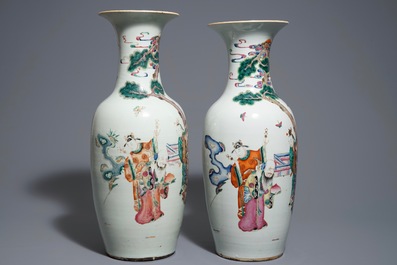 Een paar Chinese famille rose vazen met figuren, 19e eeuw