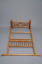 Deux barres portantes en bois sculpt&eacute;, Chine, 20&egrave;me