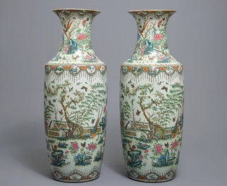 Une paire de grands vases en porcelaine de Chine famille rose, 19&egrave;me