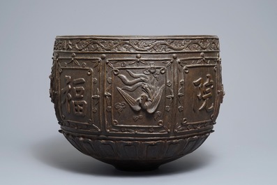 Une grande jardini&egrave;re en bronze &agrave; d&eacute;cor en relief, marque de Xuande, Chine, Ming