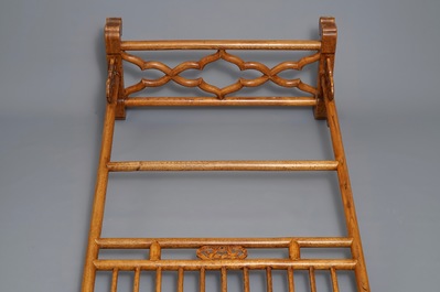 Deux barres portantes en bois sculpt&eacute;, Chine, 20&egrave;me