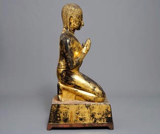 Een grote Tha&iuml;se verguld bronzen figuur van Moggallana, Ayutthaya periode, 17e eeuw