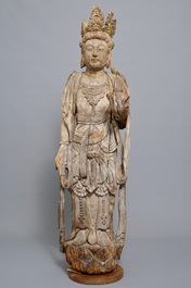 Een grote Chinese houten sculptuur van Guanyin, Ming