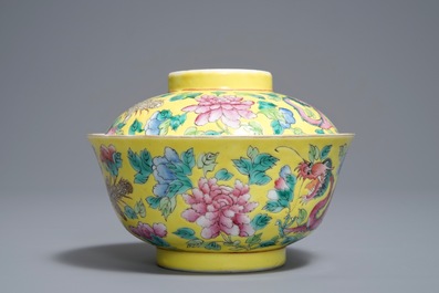 Een Chinese famille rose dekselkom voor de Straits of Peranakan markt, 19e eeuw