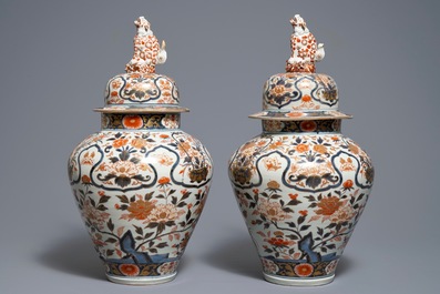Une paire de vases couverts en porcelaine de Japon, Edo, 17&egrave;me