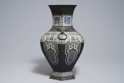 Un vase en bronze et &eacute;maux champlev&eacute;s, Chine, 19&egrave;me