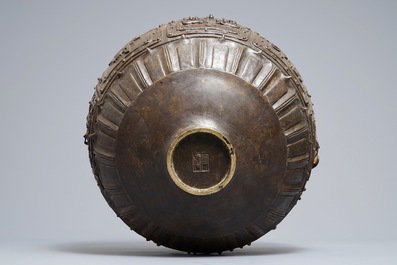 Une grande jardini&egrave;re en bronze &agrave; d&eacute;cor en relief, marque de Xuande, Chine, Ming