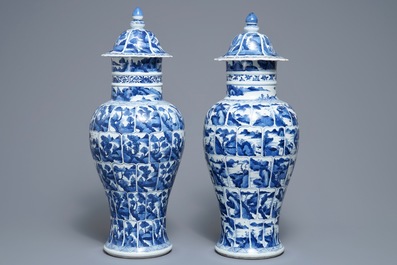 Une paire de vases couverts en porcelaine de Chine bleu et blanc, Kangxi