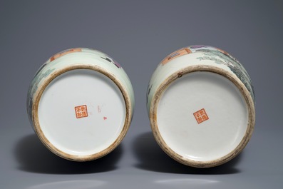 Een paar Chinese famille rose vazen met figuren, Qianlong merk, 20e eeuw