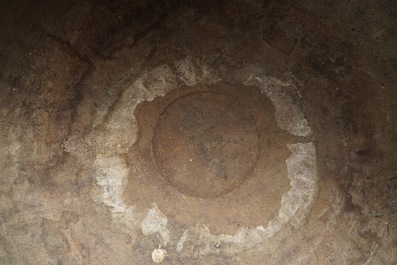 Une grande jardini&egrave;re en bronze &agrave; d&eacute;cor en relief, marque de Xuande, Chine, Ming