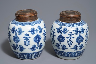 A pair of Chinese blue and white jars and wooden covers, 18/19th C.