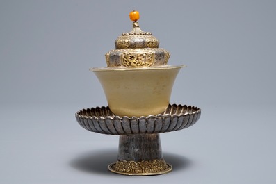 Un bol rituel en jade sur support en argent dor&eacute;, Tibet, 19&egrave;me