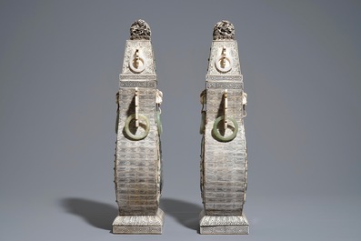 Une paire de grands vases couverts en ivoire, jade et os, Chine, vers 1940