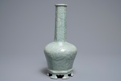 Un vase en porcelaine c&eacute;ladon &agrave; d&eacute;cor incis&eacute;, Cor&eacute;e, Goryeo ou apr&egrave;s
