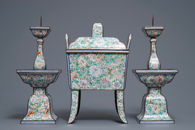 Une garniture d'autel en &eacute;maux de Canton &agrave; d&eacute;cor millefleurs, Chine, Qianlong