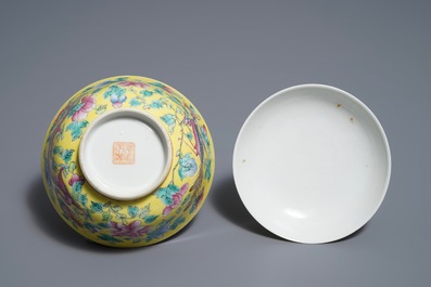 Een Chinese famille rose dekselkom voor de Straits of Peranakan markt, 19e eeuw