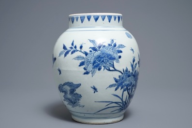 Un pot en porcelaine de Chine bleu et blanc, &eacute;poque Transition