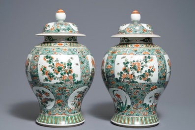 Een paar Chinese famille verte dekselvazen met floraal decor, 19/20e eeuw