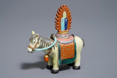 Un mod&egrave;le d'un cheval en porcelaine de Chine famille rose, Qianlong