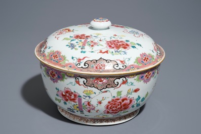 Une terrine couverte en porcelaine de Chine famille rose &agrave; d&eacute;cor floral, Qianlong