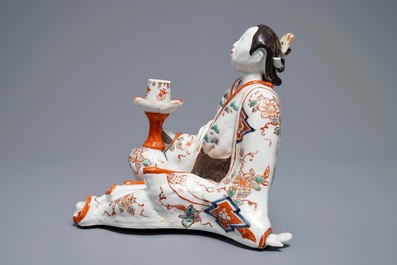 Een Japanse Imari kandelaar in de vorm van een Bijin, Edo, 17/18e eeuw