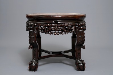 Un socle en bois sculpt&eacute;, marbre et incrustations de nacre, Chine, 19/20&egrave;me