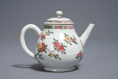 Une th&eacute;i&egrave;re couverte en porcelaine de Chine famille rose, Yongzheng
